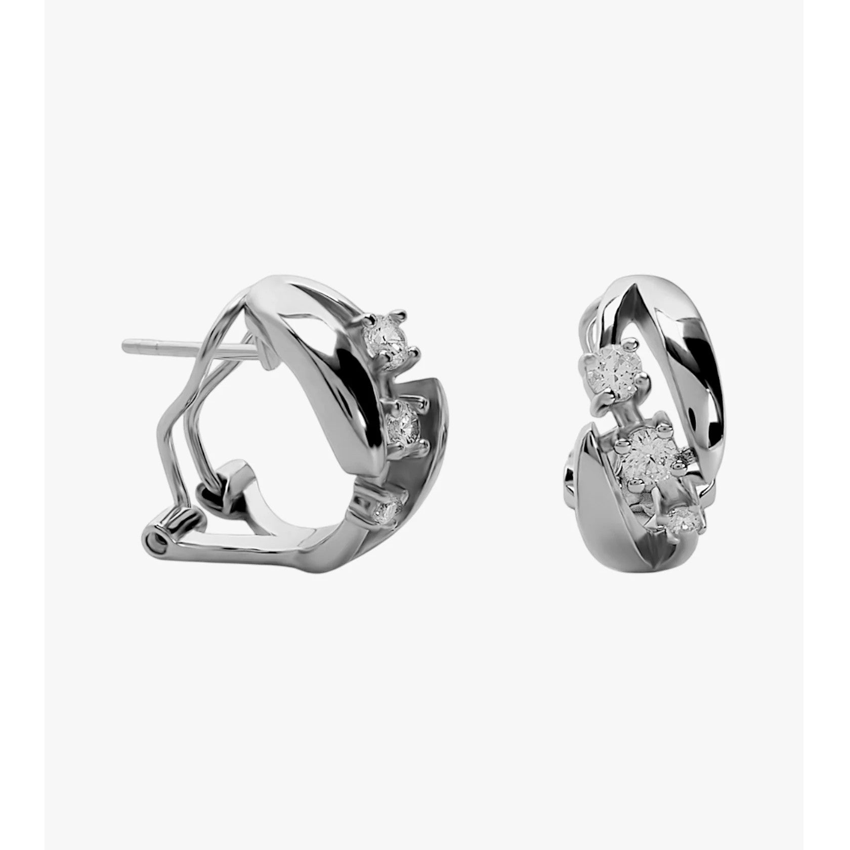 Pendientes de plata de ley 925 con cierre omega, diseño curvado y tres circonitas blancas, 16mm x 8,3mm x 2,9mm.