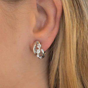Pendientes de plata de ley 925 con cierre omega, diseño curvado y tres circonitas blancas, 16mm x 8,3mm x 2,9mm.