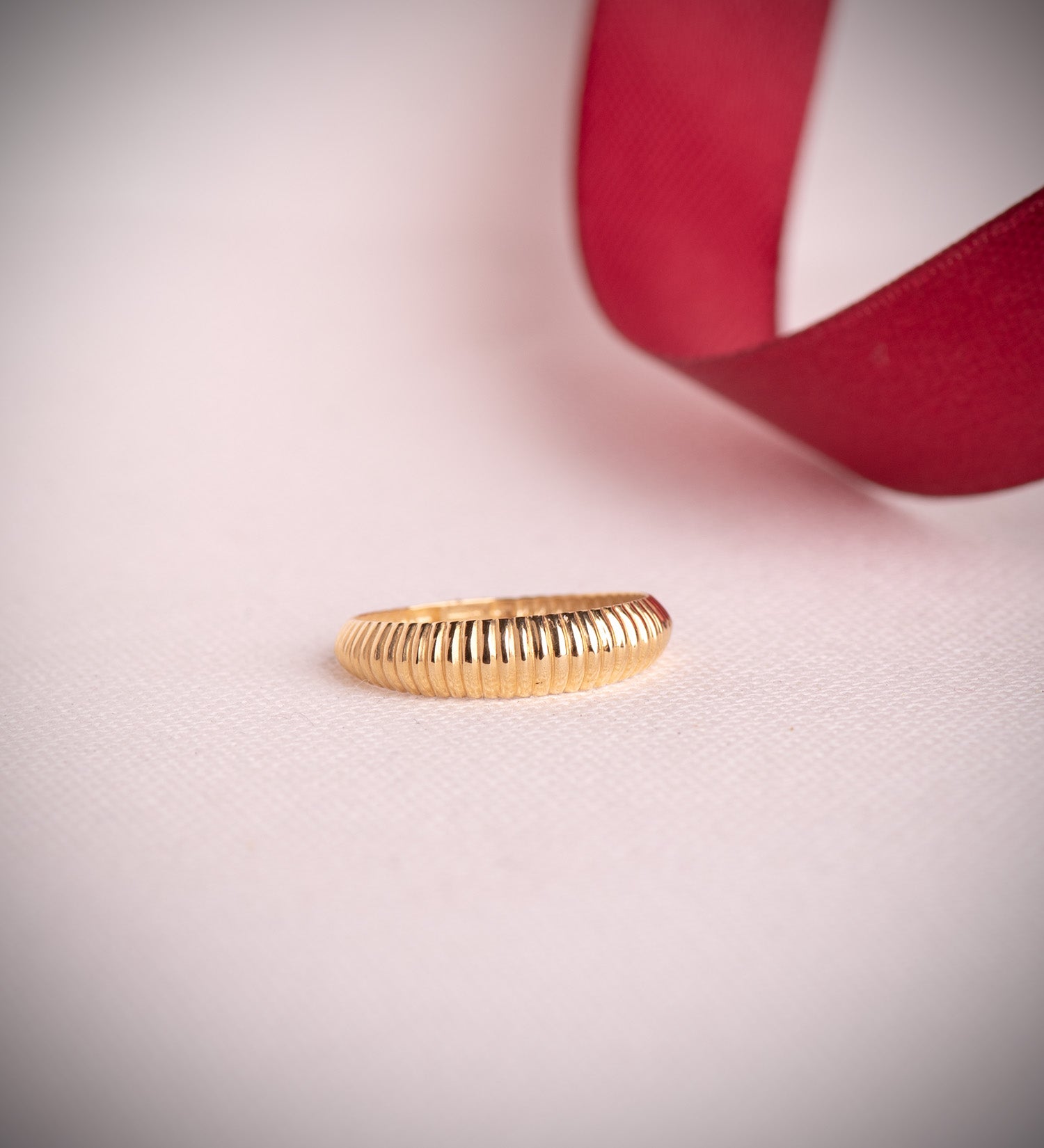 Anillo oro 18k liso de gallones en disminución