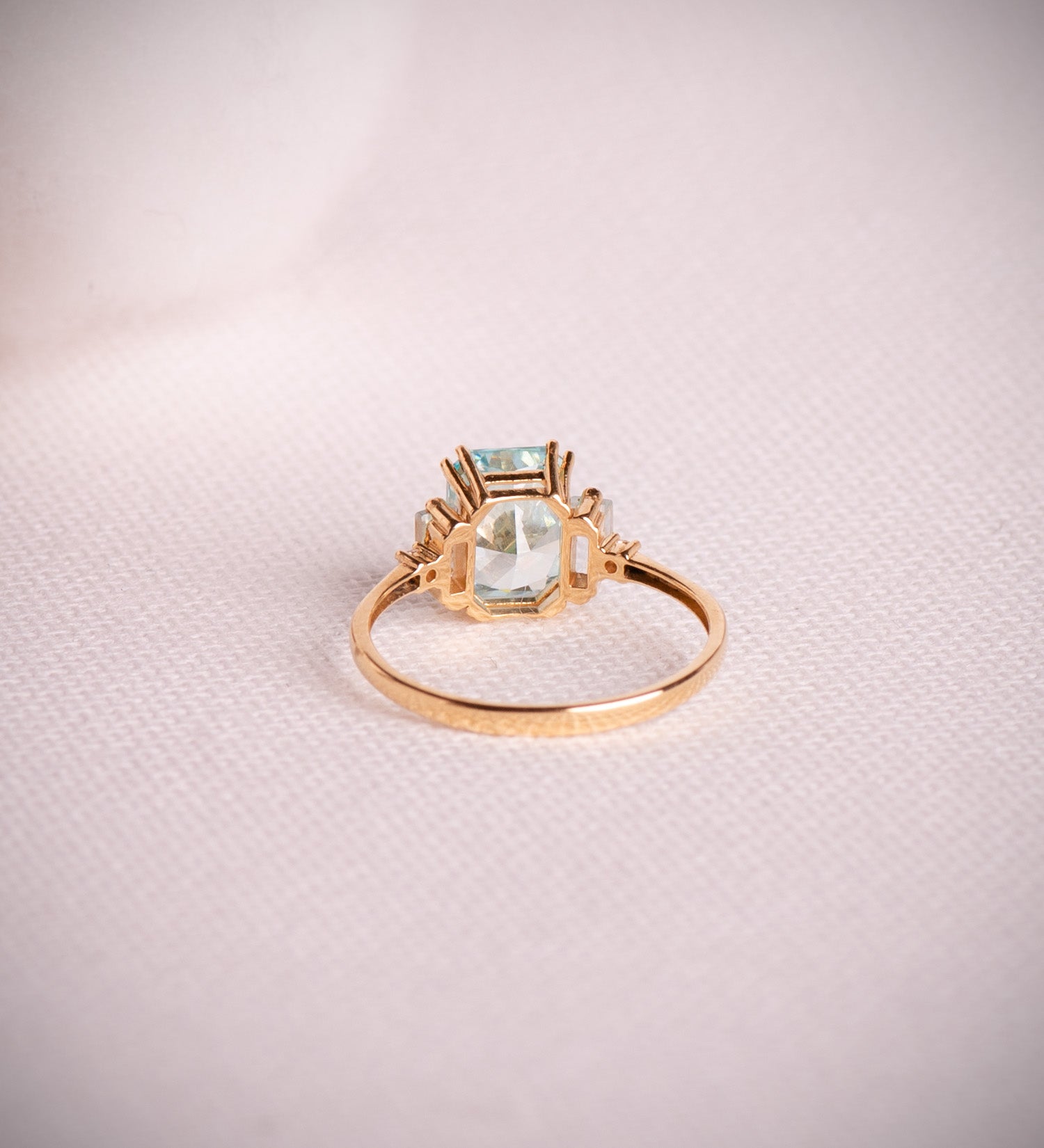Anillo oro 18k amarillo con piedra octogonal y topacio natural