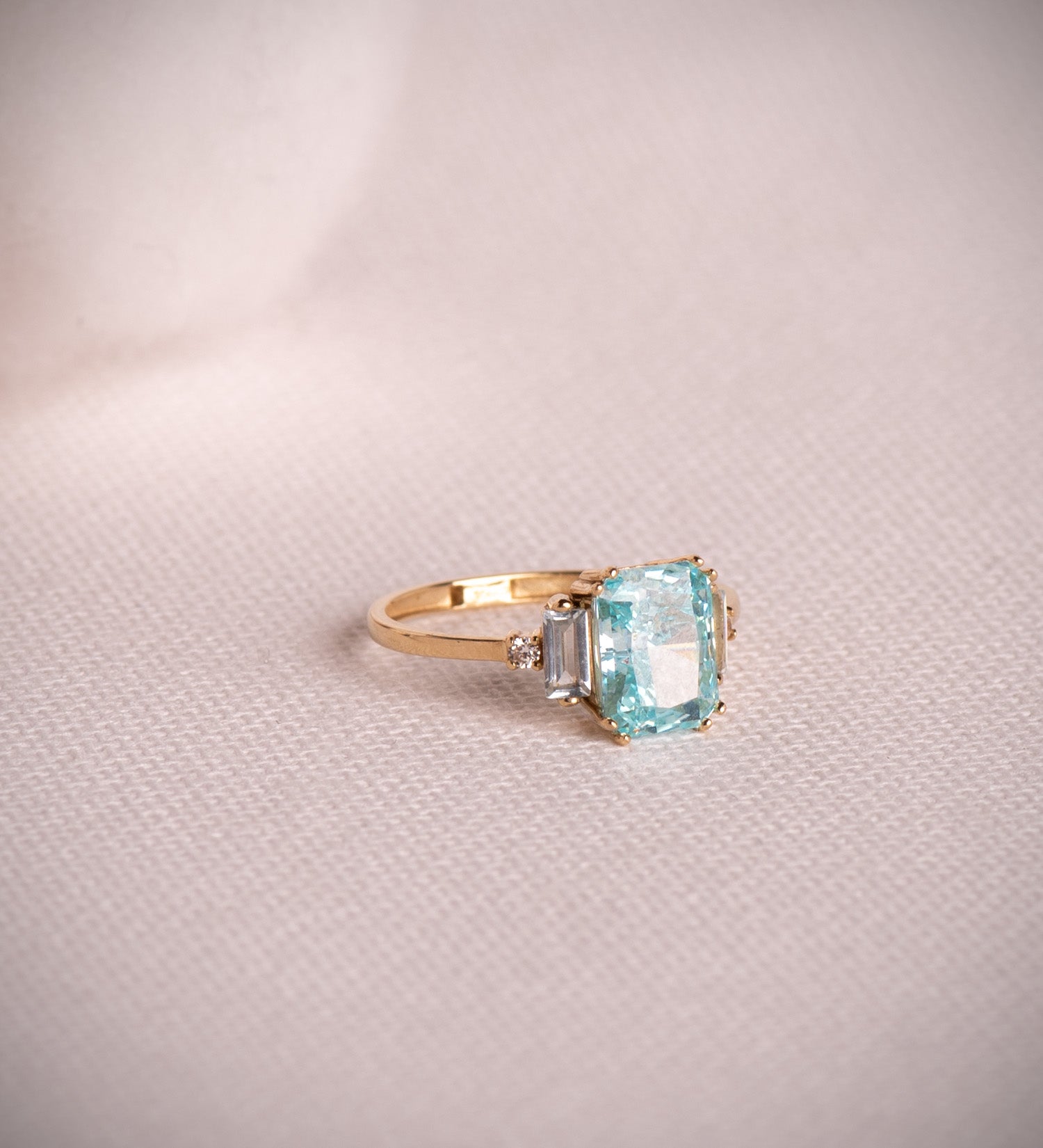 Anillo oro 18k amarillo con piedra octogonal y topacio natural