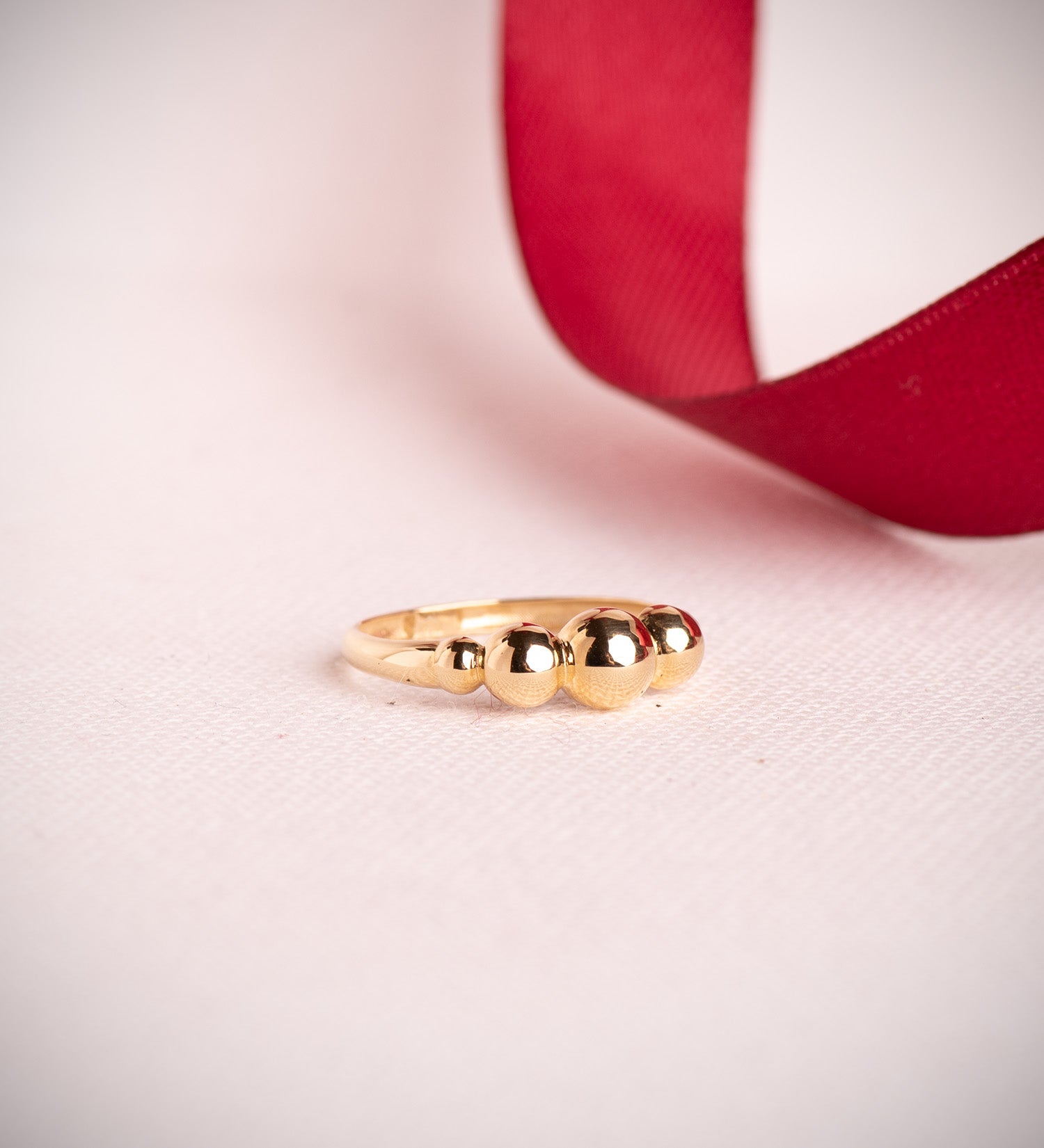 Anillo cinco bolas en disminución oro 18k