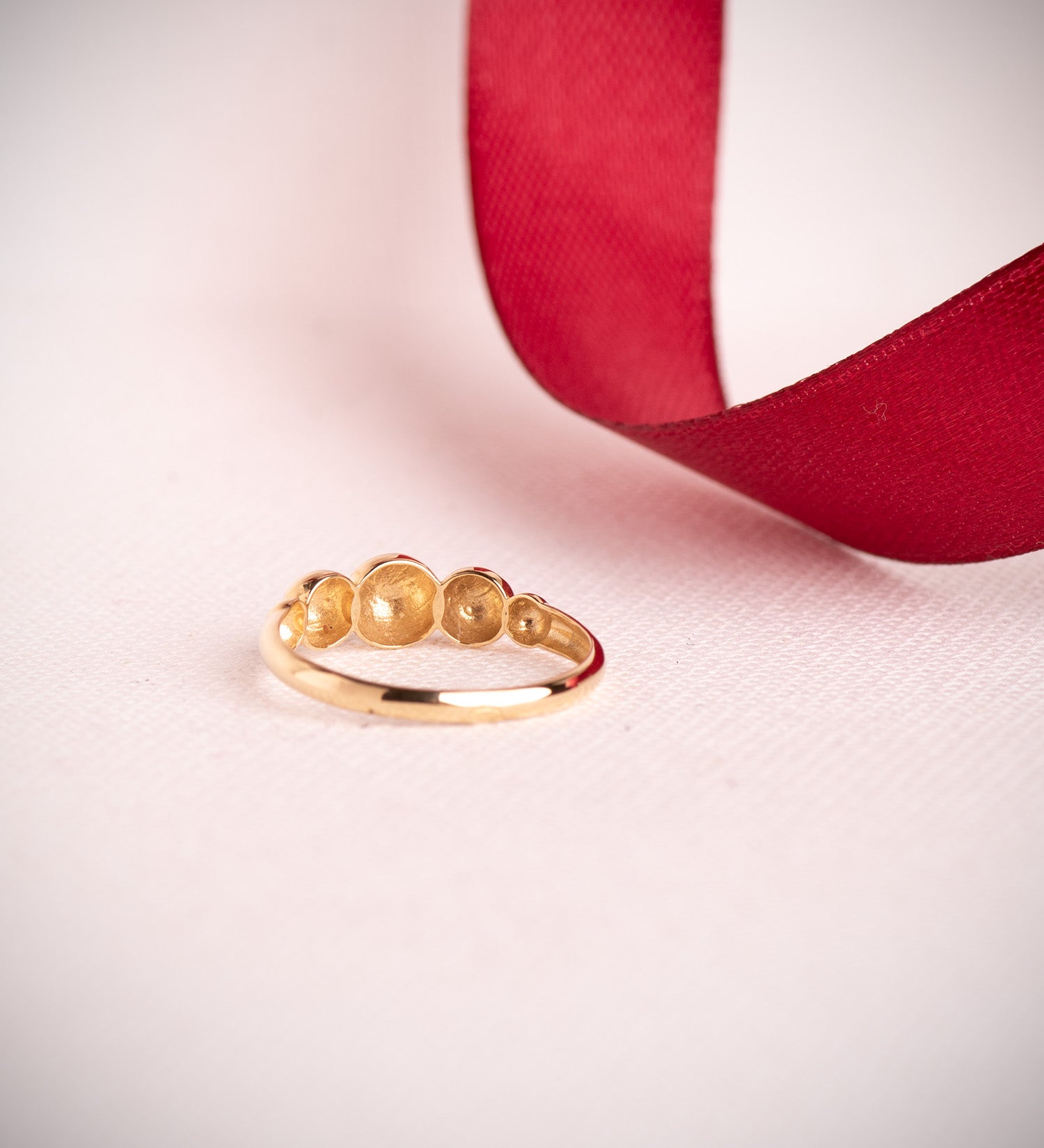 Anillo cinco bolas en disminución oro 18k