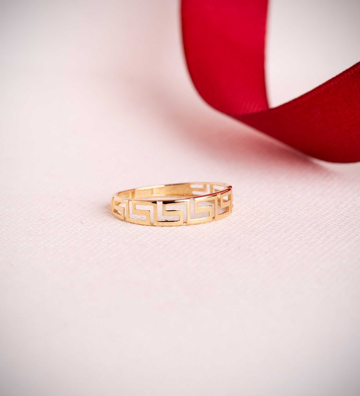 Anillo 18k oro liso con greca calada