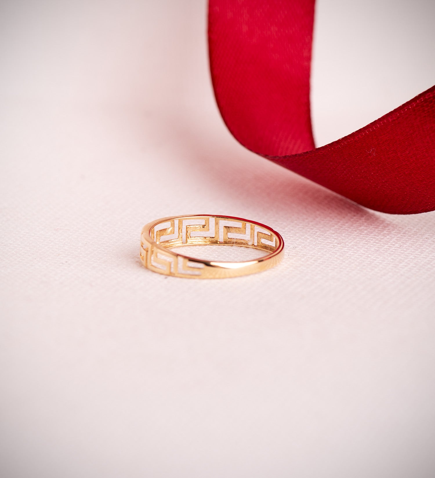 Anillo 18k oro liso con greca calada