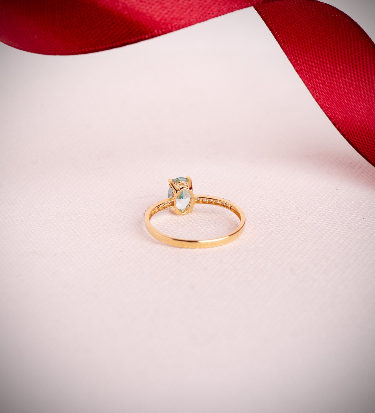 Anillo con topacio paraíba y circonitas en oro 18k bicolor
