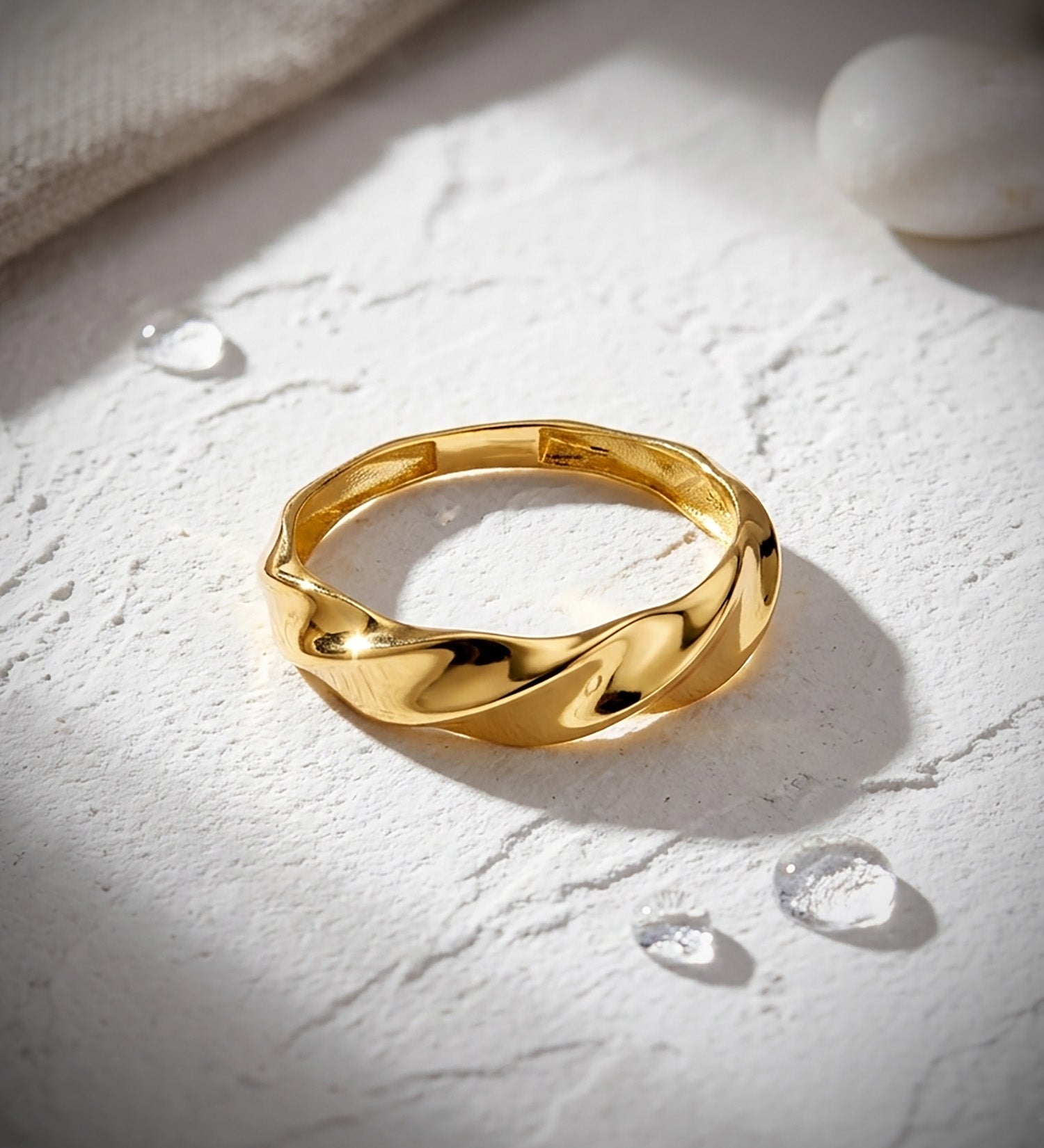 Anillo liso de oro 18k con cuerpo reliado