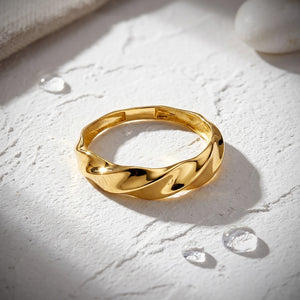 Anillo liso de oro 18k con cuerpo reliado