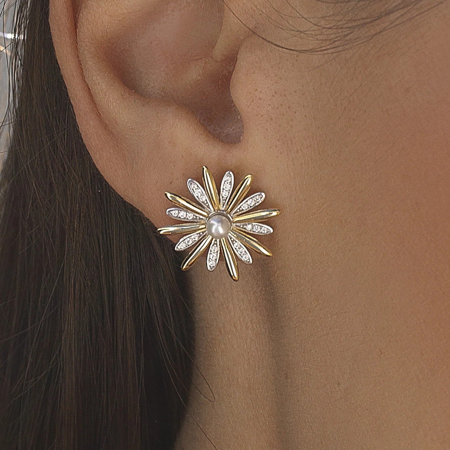 Pendientes bicolor de plata de ley 925 con baño de oro, diseño floral, circonitas blancas y perla de agua dulce, 18mm x 18mm x 4mm.