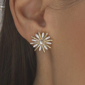 Pendientes bicolor de plata de ley 925 con baño de oro, diseño floral, circonitas blancas y perla de agua dulce, 18mm x 18mm x 4mm.
