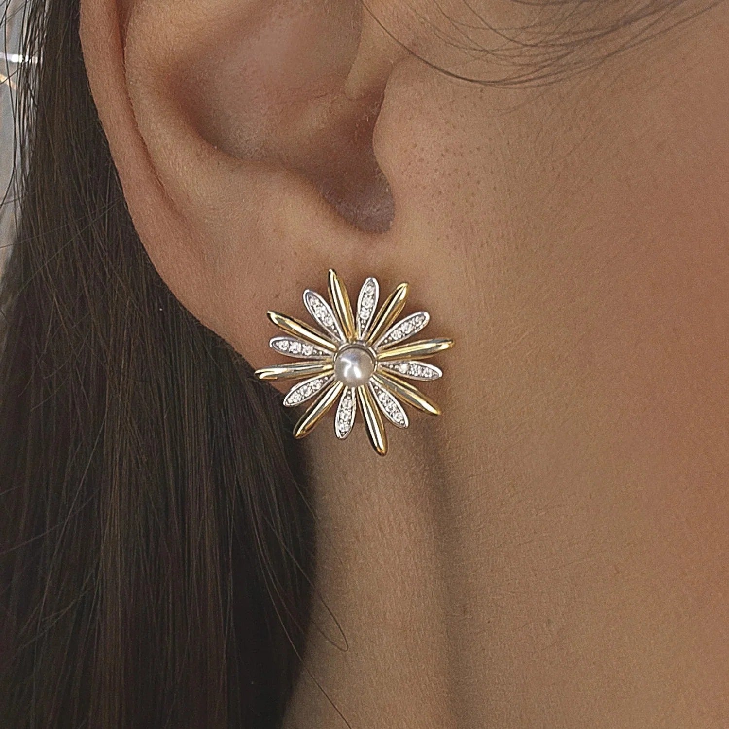 Pendientes bicolor de plata de ley 925 con baño de oro, diseño floral, circonitas blancas y perla de agua dulce, 18mm x 18mm x 4mm.