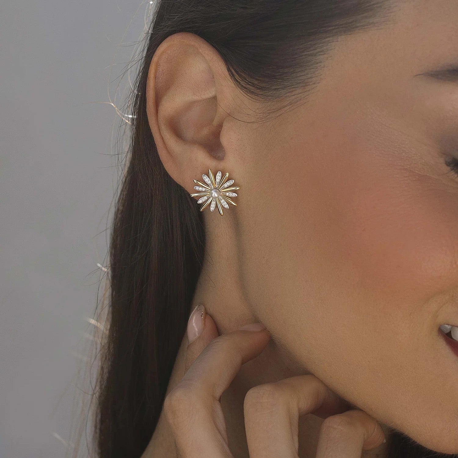 Pendientes bicolor de plata de ley 925 con baño de oro, diseño floral, circonitas blancas y perla de agua dulce, 18mm x 18mm x 4mm.