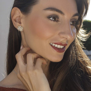 Pendientes bicolor de plata de ley 925 con baño de oro, diseño floral, circonitas blancas y perla de agua dulce, 18mm x 18mm x 4mm.