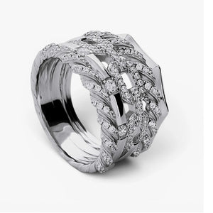 Anillo ancho de plata de ley 925 con diseño entrelazado y circonitas blancas.