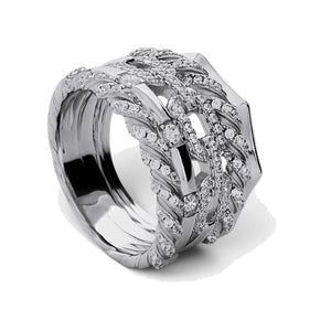 Anillo ancho de plata de ley 925 con diseño entrelazado y circonitas blancas.
