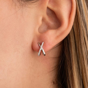 Pendientes pequeños de plata de ley 925 con forma de cruz y circonita blanca, 13mm x 6,7mm x 2,15mm.