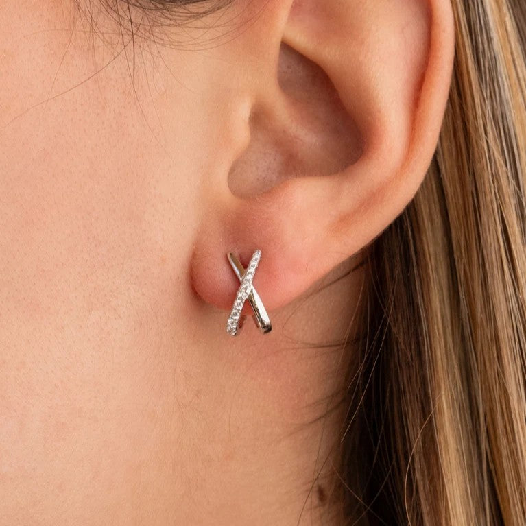 Pendientes pequeños de plata de ley 925 con forma de cruz y circonita blanca, 13mm x 6,7mm x 2,15mm.