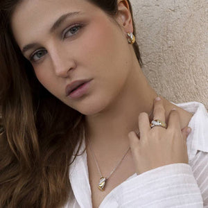 Pendientes de plata de ley bicolor con cierre omega y circonitas