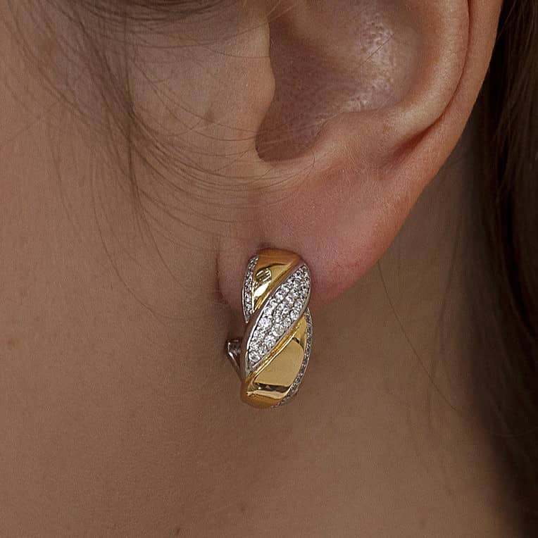 Pendientes de plata de ley bicolor con cierre omega y circonitas detalle