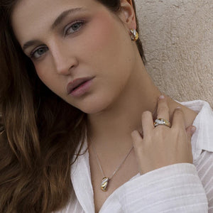 Pendientes y colgante de plata de ley cierre omega con diseño trenzado chica