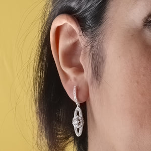 Pendientes de novia con circonitas en oro blanco de 18 quilates, puestos en la oreja, 34x9 mm
