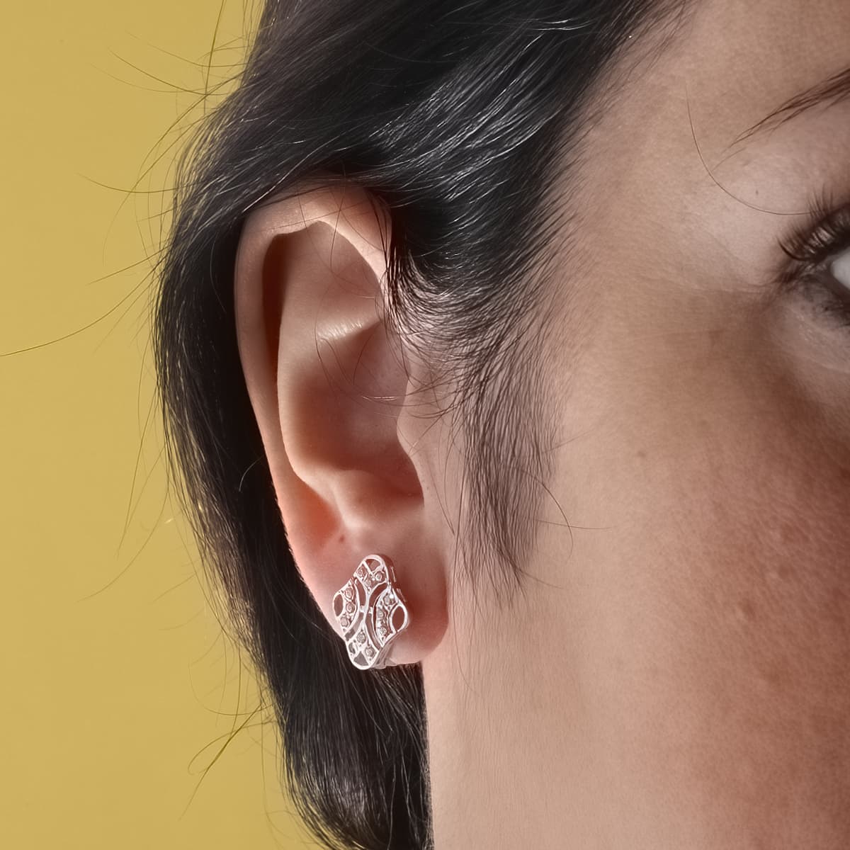 Pendientes de novia con cierre catalán y circonitas, puestos en la oreja, 14x10 mm