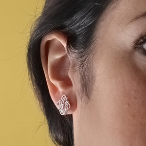 Pendientes de novia con cierre catalán y circonitas, puestos en la oreja, 14x10 mm