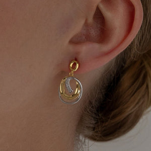 Pendientes colgantes de plata de ley 925 bicolor con baño de oro y circonitas blancas.