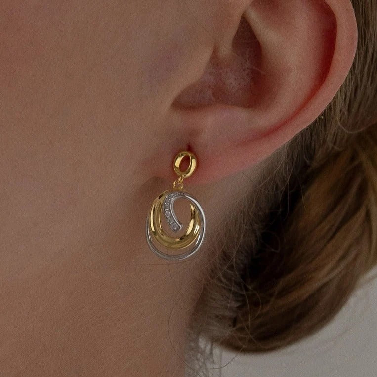 Pendientes colgantes de plata de ley 925 bicolor con baño de oro y circonitas blancas.