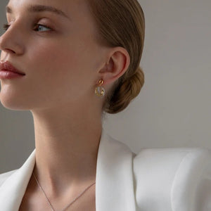 Pendientes colgantes de plata de ley 925 bicolor con baño de oro y circonitas blancas.
