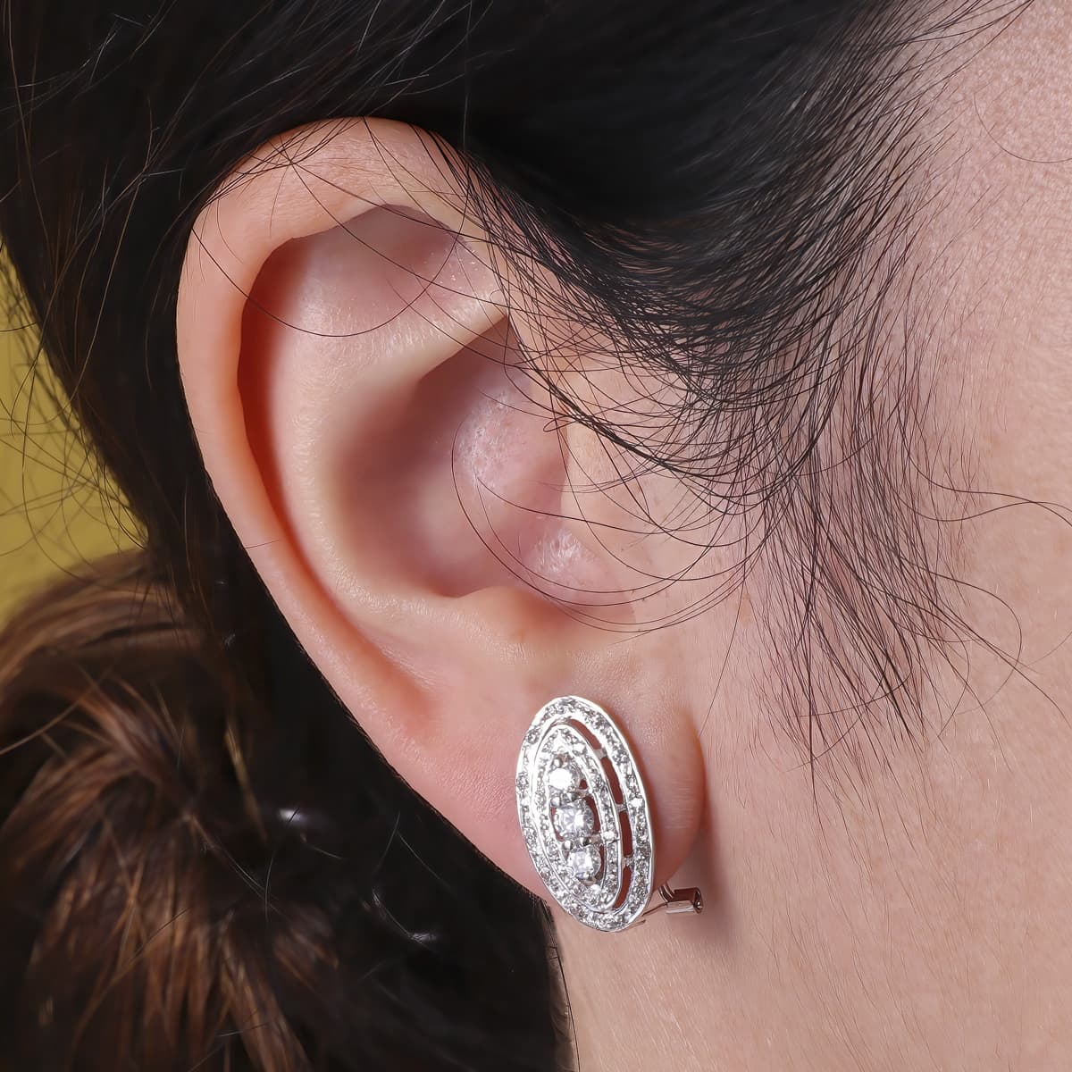 Pendientes de novia con circonitas y cierre omega, puestos en la oreja, 17x10 mm