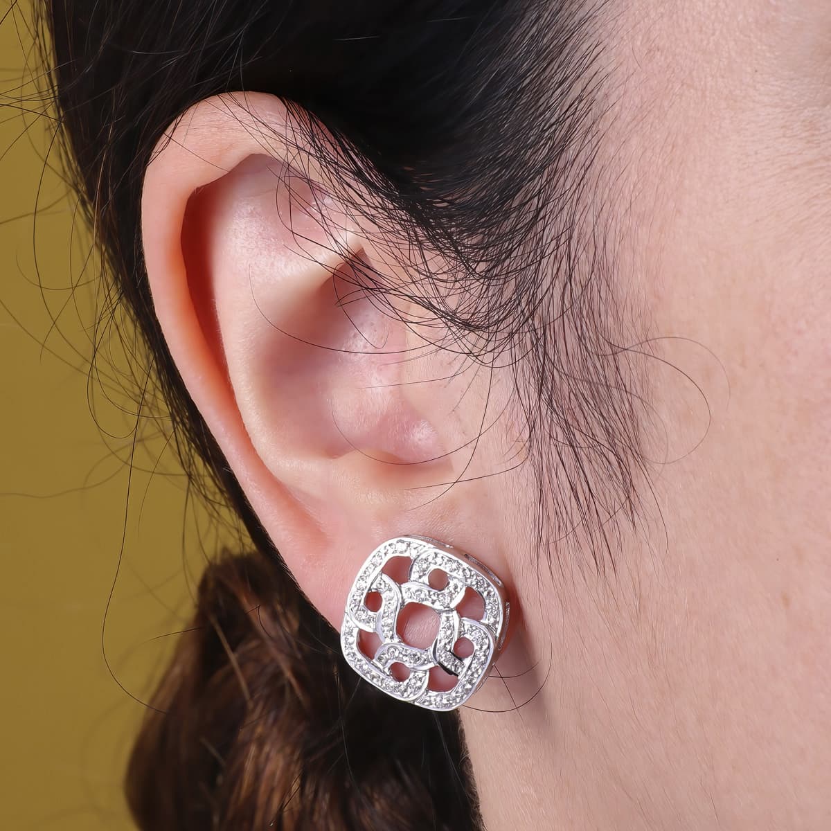 Pendientes de novia en oro blanco de 18 quilates con cierre omega, puestos en la oreja, 15x16 mm