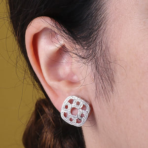 Pendientes de novia en oro blanco de 18 quilates con cierre omega, puestos en la oreja, 15x16 mm