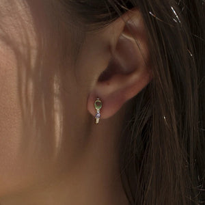 Pendientes de aro pequeños de plata de ley 925 con baño de oro, piedras lila y verde manzana, 12,8mm.