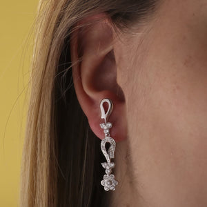 Pendientes de novia articulados con circonitas en oro blanco, puestos en la oreja, 41x7 mm