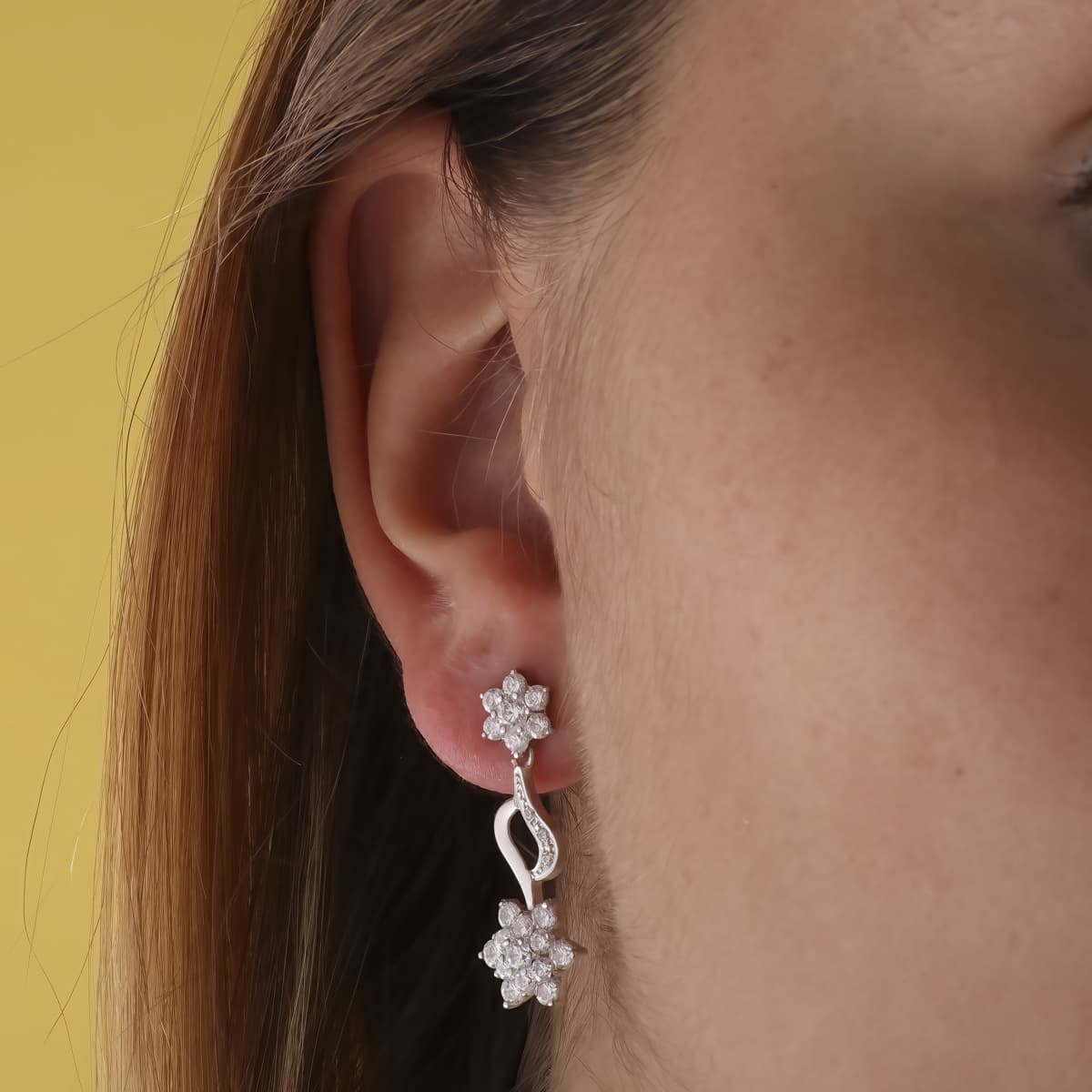 Pendientes de novia con remate de piña y circonitas, puestos en la oreja, 29x11 mm