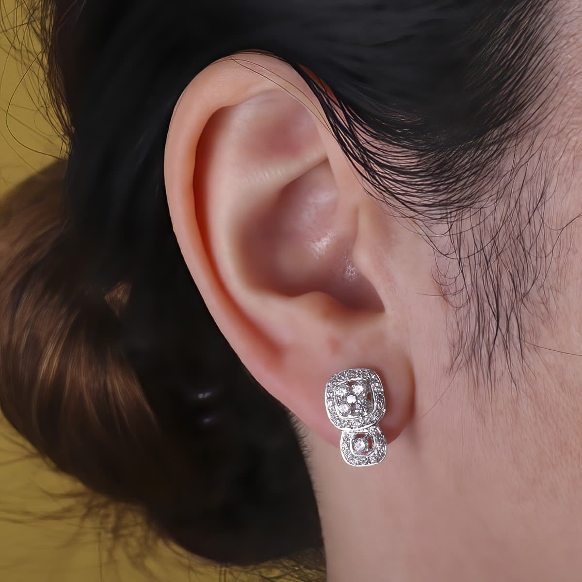 Pendientes de novia pequeños con circonitas, puestos en la oreja, 14x9 mm
