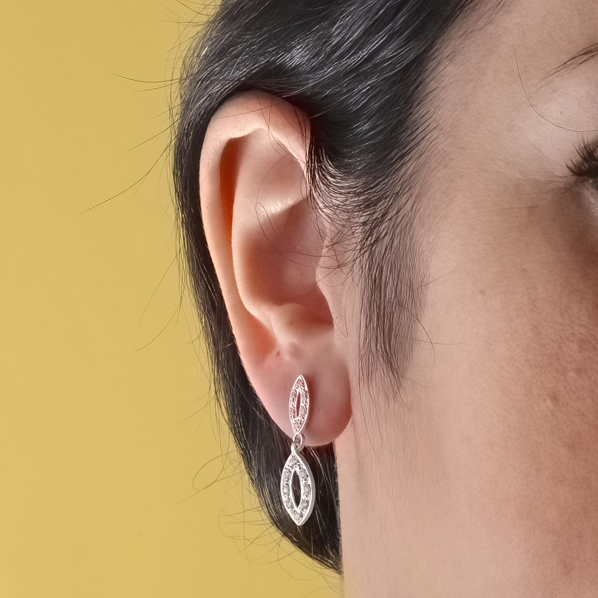 Pendientes de novia de dos cuerpos finos con circonitas, puestos en la oreja, 24x6 mm