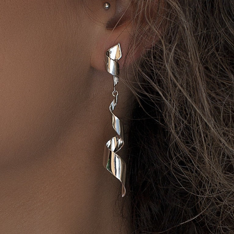 Pendientes largos de plata de ley 925 con diseño serpentina, 64,5mm x 9mm x 1mm.
