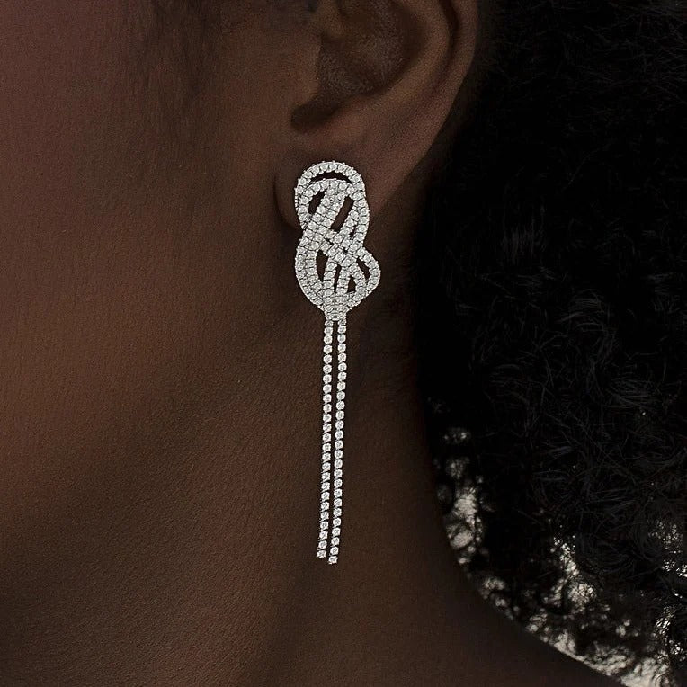 Pendiente largo de plata de ley 925 con diseño de nudo, circonitas blancas y flecos, 64,8mm x 13,7mm x 2,3mm.