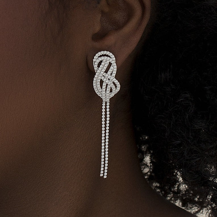 Pendiente largo de plata de ley 925 con diseño de nudo, circonitas blancas y flecos, 64,8mm x 13,7mm x 2,3mm.