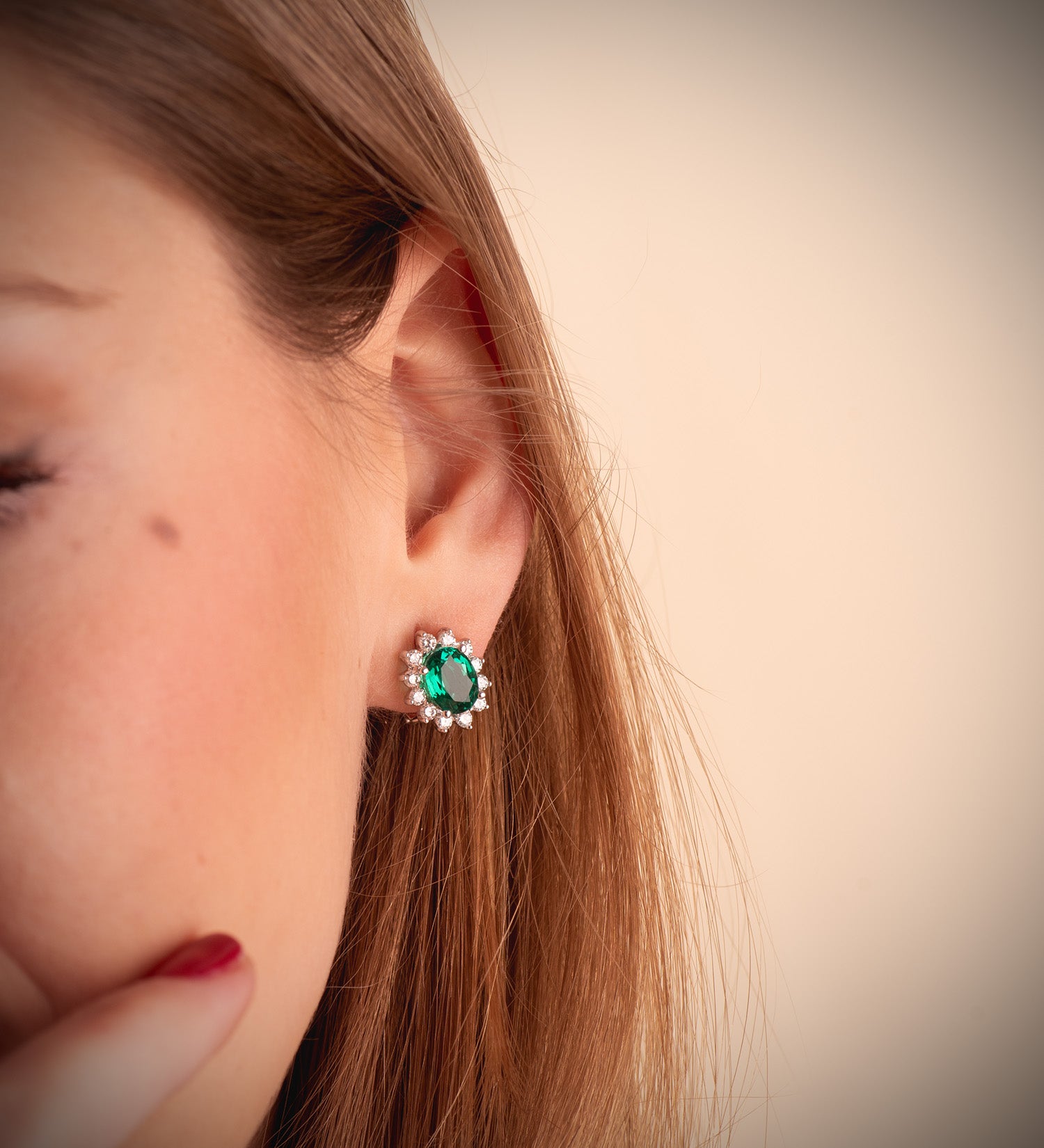 chica con Pendientes de oro blanco 18k con esmeralda y cerco de diamantes