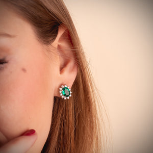 chica con Pendientes de oro blanco 18k con esmeralda y cerco de diamantes