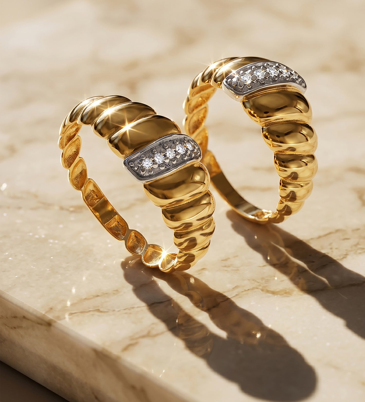 Anillo croissant de gallones con circonitas en oro 18k