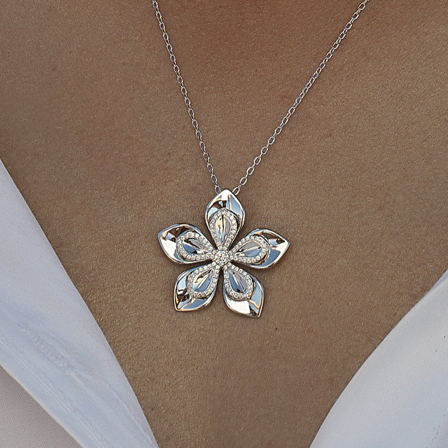 Collar de plata de ley 925 con colgante de flor doble de cinco pétalos y circonitas blancas, cadena de 42cm.