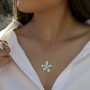 Collar de plata de ley 925 con colgante de flor doble de cinco pétalos y circonitas blancas, cadena de 42cm.