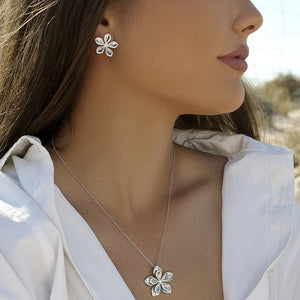 Collar de plata de ley 925 con colgante de flor doble de cinco pétalos y circonitas blancas, cadena de 42cm.
