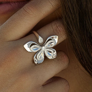 Anillo abierto de plata de ley 925 con flor de cinco pétalos y circonitas blancas, 26,8mm x 22,3mm x 3,5mm.