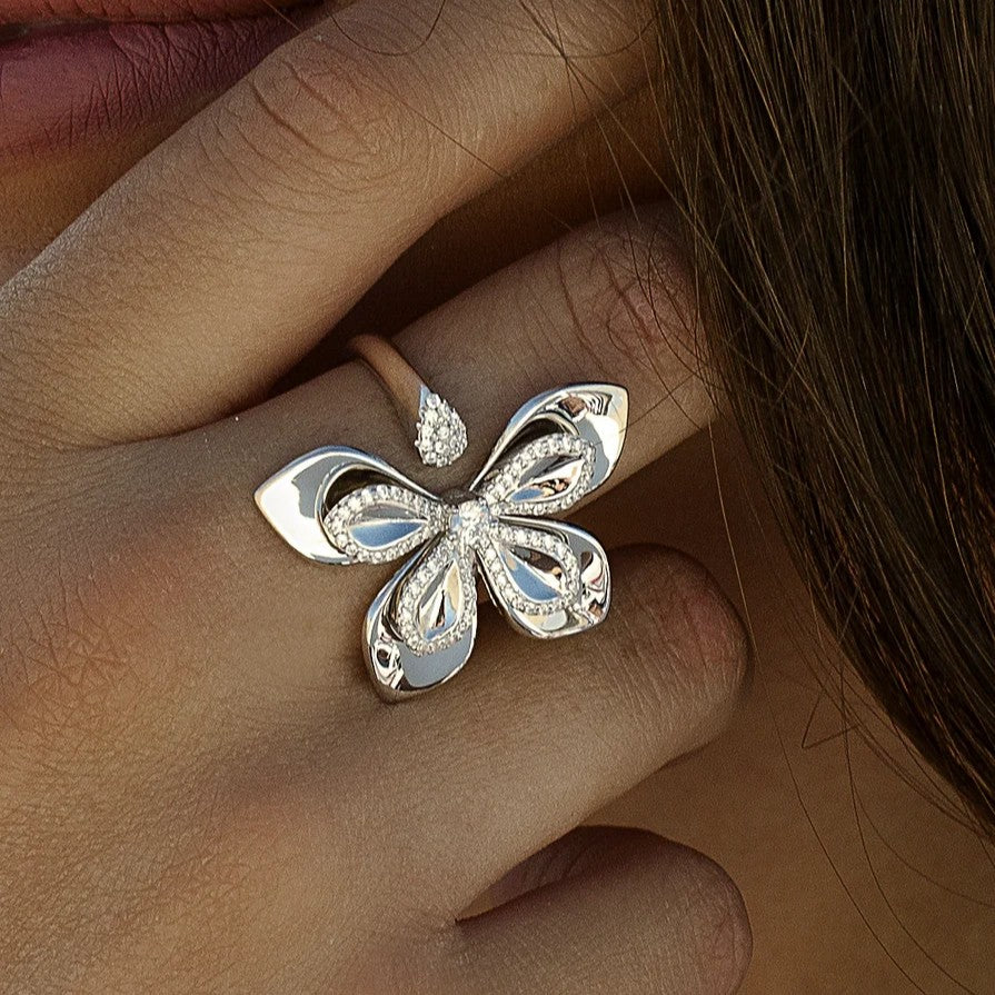 Anillo abierto de plata de ley 925 con flor de cinco pétalos y circonitas blancas, 26,8mm x 22,3mm x 3,5mm.