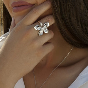 Anillo abierto de plata de ley 925 con flor de cinco pétalos y circonitas blancas, 26,8mm x 22,3mm x 3,5mm.